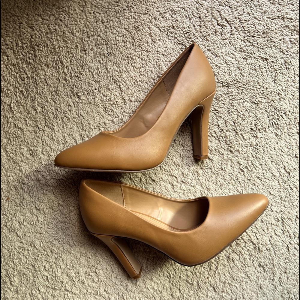 NWT. Camel Gisselle Chunky Pump. Super Cute and great for wide feet.